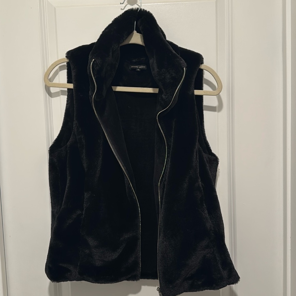 Gorgeous black fur look best with zipper women’s size M